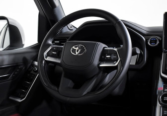 Подержанный автомобиль Toyota Land Cruiser Suv 2021 года (13 фото)