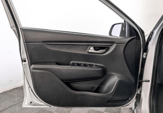 Подержанный автомобиль Kia Rio Hatchback 2021 года (18 фото)