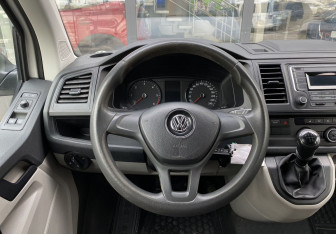 Подержанный автомобиль Volkswagen Caravelle 2017 года (11 фото)