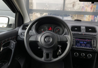 Подержанный автомобиль Volkswagen Polo Sedan 2012 года (13 фото)