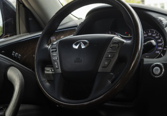 Подержанный автомобиль Infiniti QX56 2012 года (12 фото)