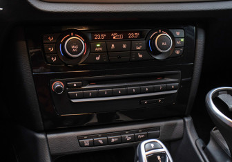 Подержанный автомобиль BMW X1 2013 года (19 фото)