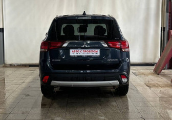 Подержанный автомобиль Mitsubishi Outlander 2018 года (6 фото)