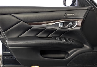 Подержанный автомобиль Infiniti Q70 2015 года (19 фото)