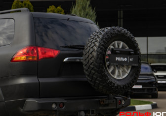 Подержанный автомобиль Mitsubishi Pajero Sport 2010 года (17 фото)