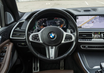 Подержанный автомобиль BMW X5 2021 года (12 фото)