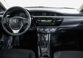 Подержанный автомобиль Toyota Corolla Sedan 2013 года (6 фото)