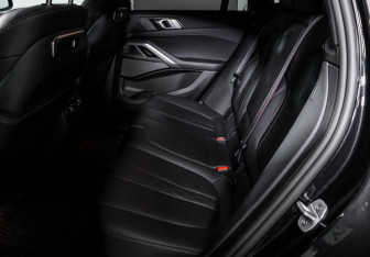 Подержанный автомобиль BMW X6 2025 года (10 фото)