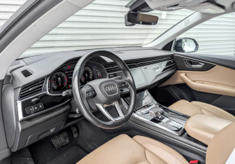 Подержанный автомобиль Audi Q8 2021 года (16 фото)