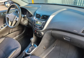 Подержанный автомобиль Hyundai Solaris Hatchback 2013 года (11 фото)
