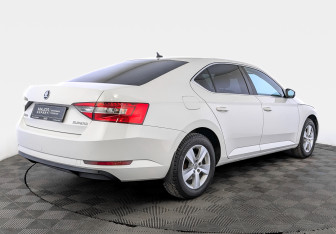 Подержанный автомобиль Skoda Superb Liftback 2016 года (5 фото)