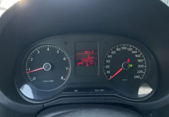 Подержанный автомобиль Volkswagen Polo Sedan 2011 года (14 фото)