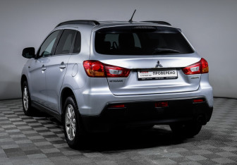 Подержанный автомобиль Mitsubishi ASX 2011 года (7 фото)