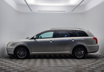 Подержанный автомобиль Toyota Avensis Wagon 2006 года (8 фото)