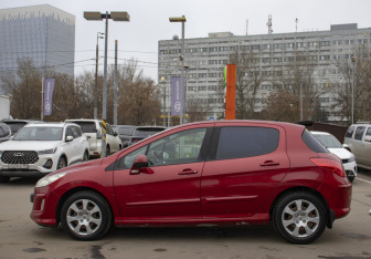 Подержанный автомобиль Peugeot 308 Hatchback 2009 года (8 фото)