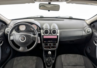 Подержанный автомобиль Renault Logan Sedan 2013 года (14 фото)