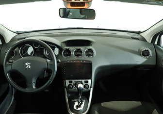 Подержанный автомобиль Peugeot 308 Hatchback 2011 года (12 фото)