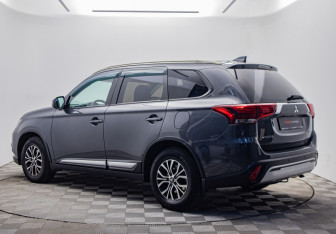 Подержанный автомобиль Mitsubishi Outlander 2019 года (3 фото)