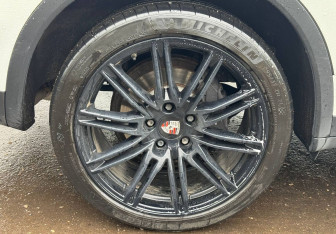 Подержанный автомобиль Porsche Cayenne 2012 года (15 фото)
