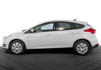 Подержанный автомобиль Ford Focus Hatchback 2018 года (8 фото)