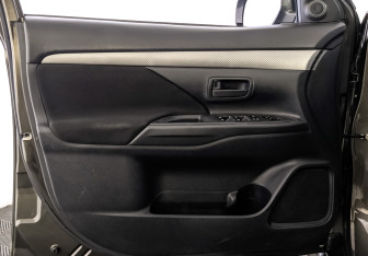 Подержанный автомобиль Mitsubishi Outlander 2015 года (19 фото)