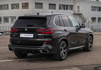 Подержанный автомобиль BMW X5 2022 года (5 фото)