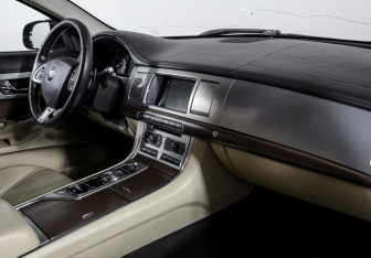 Подержанный автомобиль Jaguar XF Sedan 2014 года (9 фото)