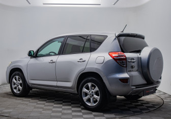 Подержанный автомобиль Toyota RAV4 2010 года (3 фото)