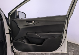 Подержанный автомобиль Hyundai Solaris Sedan 2021 года (25 фото)