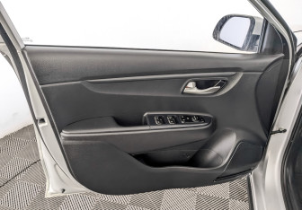 Подержанный автомобиль Kia Rio Hatchback 2021 года (19 фото)