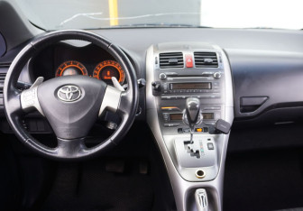 Подержанный автомобиль Toyota Auris Hatchback 2007 года (11 фото)