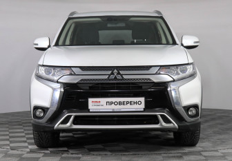 Подержанный автомобиль Mitsubishi Outlander 2019 года (3 фото)