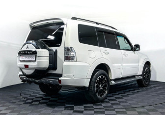 Подержанный автомобиль Mitsubishi Pajero 2012 года (5 фото)