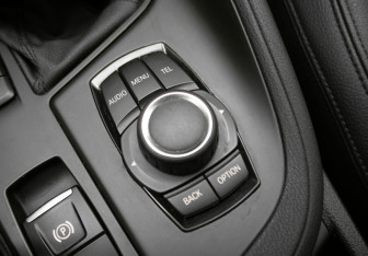 Подержанный автомобиль BMW X1 2015 года (22 фото)