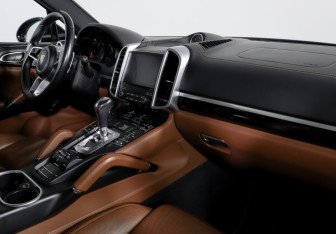 Подержанный автомобиль Porsche Cayenne 2016 года (9 фото)