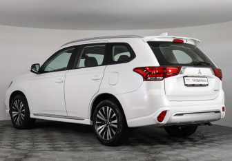 Подержанный автомобиль Mitsubishi Outlander 2022 года (7 фото)