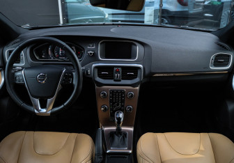 Подержанный автомобиль Volvo V40 Cross Country 2019 года (9 фото)