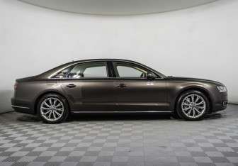 Подержанный автомобиль Audi A8 2014 года (4 фото)