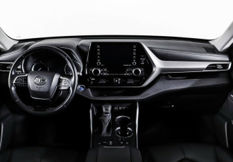 Подержанный автомобиль Toyota Highlander 2020 года (11 фото)
