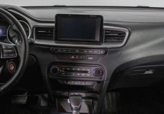 Подержанный автомобиль Kia Ceed Hatchback 2019 года (14 фото)