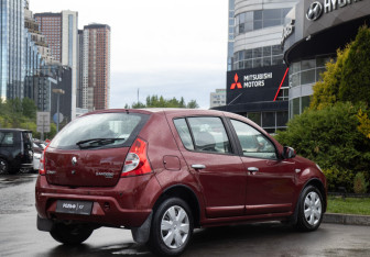 Подержанный автомобиль Renault Sandero 2011 года (4 фото)