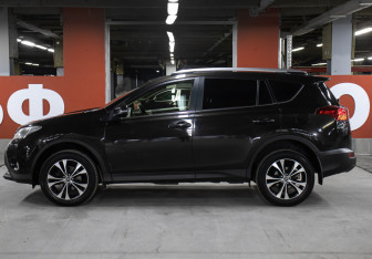 Подержанный автомобиль Toyota RAV4 2014 года (8 фото)
