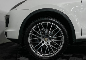 Подержанный автомобиль Porsche Cayenne 2015 года (25 фото)
