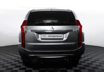 Подержанный автомобиль Mitsubishi Pajero Sport 2016 года (6 фото)