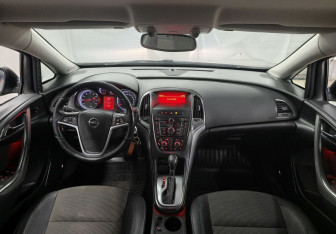 Подержанный автомобиль Opel Astra Hatchback 2011 года (11 фото)