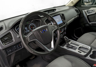 Подержанный автомобиль Geely Emgrand X7 2019 года (13 фото)