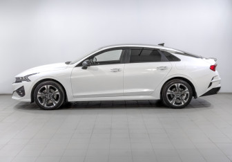 Подержанный автомобиль Kia K5 2021 года (8 фото)