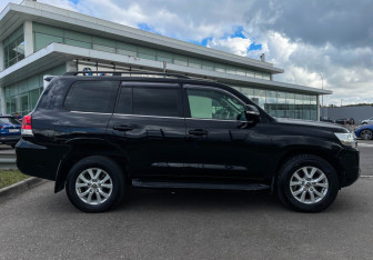 Подержанный автомобиль Toyota Land Cruiser Suv 2017 года (4 фото)