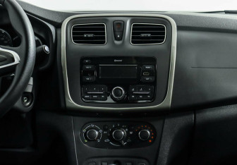 Подержанный автомобиль Renault Logan Sedan 2019 года (8 фото)