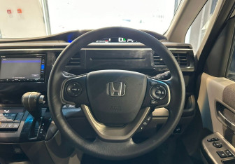 Подержанный автомобиль Honda Stepwgn 2017 года (21 фото)